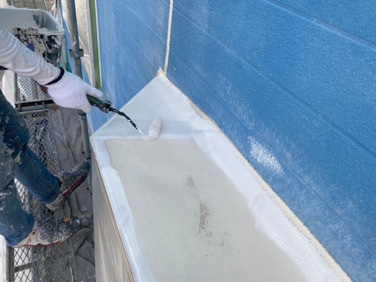 神奈川県横浜市　アパート　屋根・外壁塗装工事　鉄部の塗装はこまめに！　霧除けの塗装