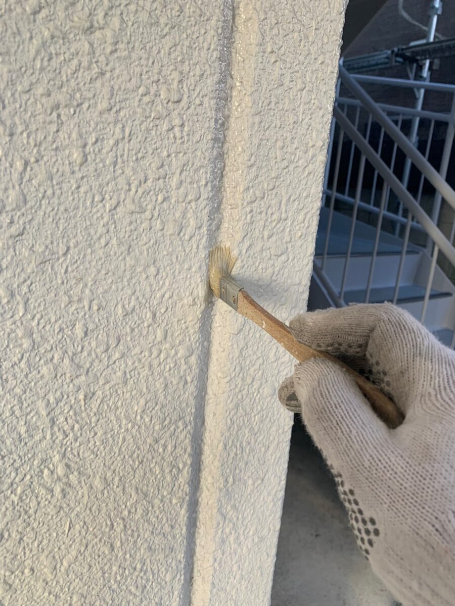 神奈川県横浜市　マンション屋根・外壁塗装工事　高圧洗浄の続きとコーキング工事