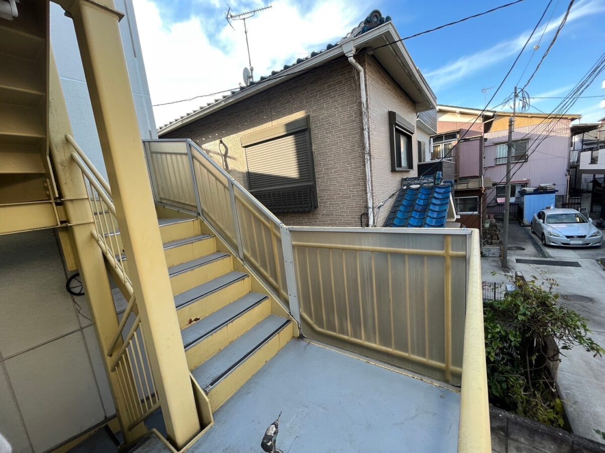 神奈川県横浜市　マンション屋根・外壁塗装工事　屋外階段の塗装