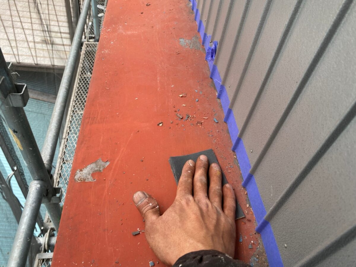 神奈川県横浜市　外壁塗装工事　付帯部　霧除けと軒天井の塗装