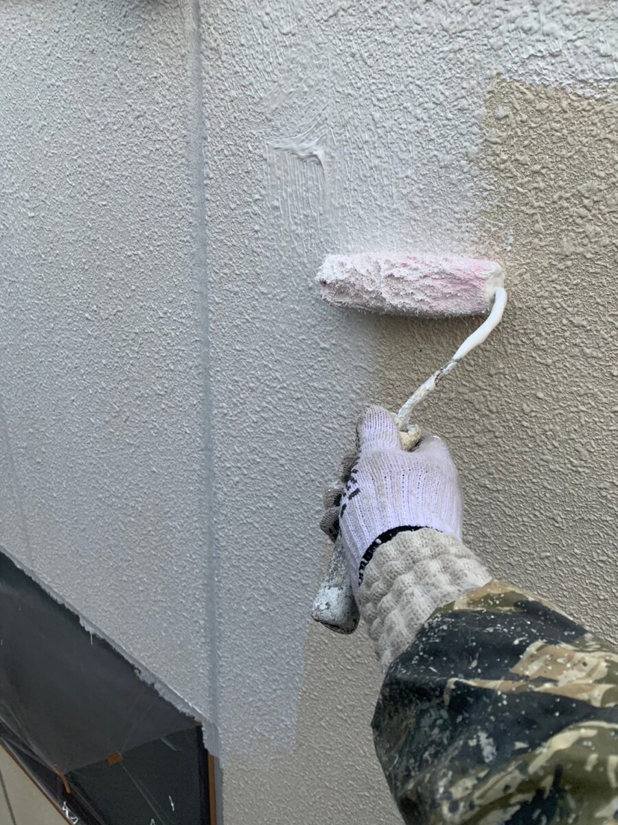 神奈川県横浜市　マンション　外壁塗装工事　外壁の下塗りと目地コーキング工事