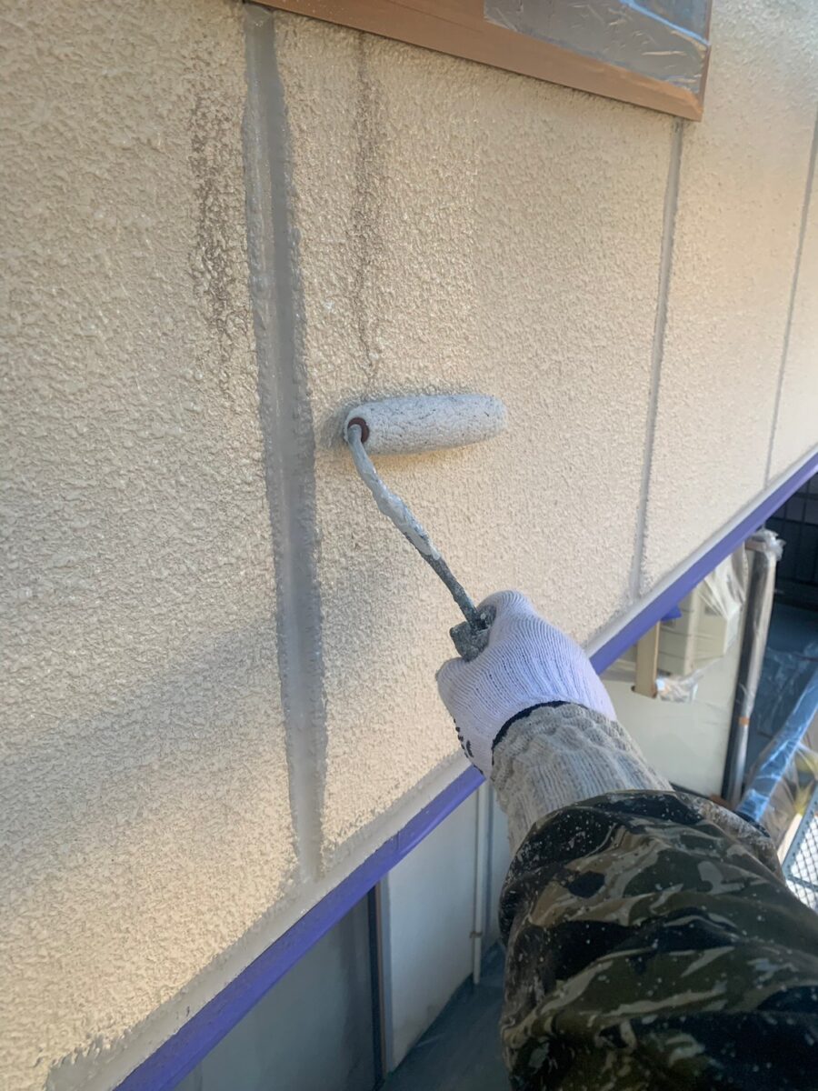 神奈川県横浜市　マンション　外壁塗装工事　外壁の下塗りと目地コーキング工事
