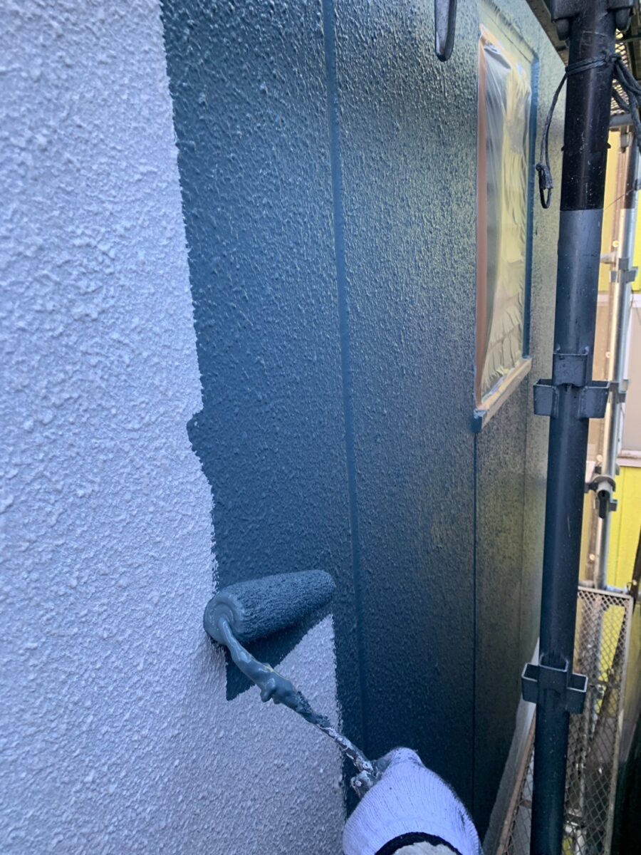 神奈川県横浜市　マンション外壁塗装工事　外壁の中塗り〜上塗りを行いました！