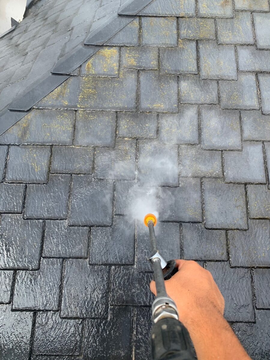 神奈川県横浜市　屋根塗装・外壁塗装工事　屋根と外壁、ベランダの高圧洗浄作業