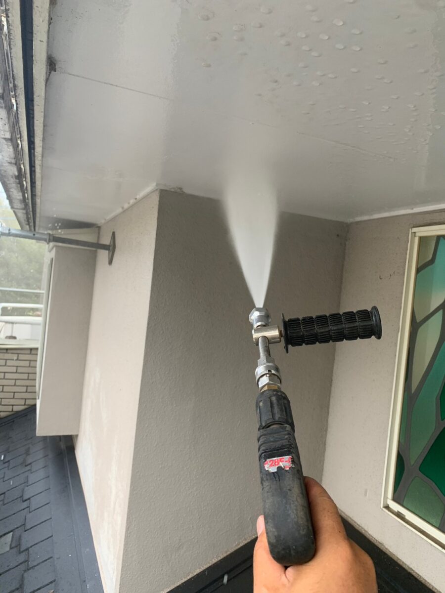 神奈川県横浜市　屋根塗装・外壁塗装工事　屋根と外壁、ベランダの高圧洗浄作業