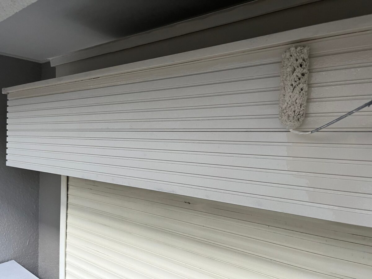 神奈川県横浜市　屋根塗装・外壁塗装工事　付帯部　シャッターボックスと霧除け庇の塗装