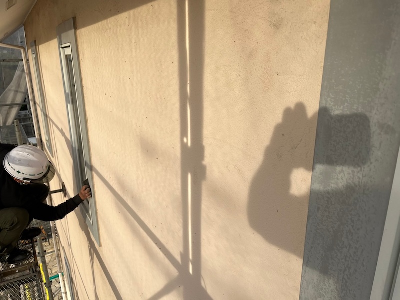 神奈川県横浜市　O様邸　屋根塗装・外壁塗装工事　付帯部　窓モール材と車庫シャッターの塗装