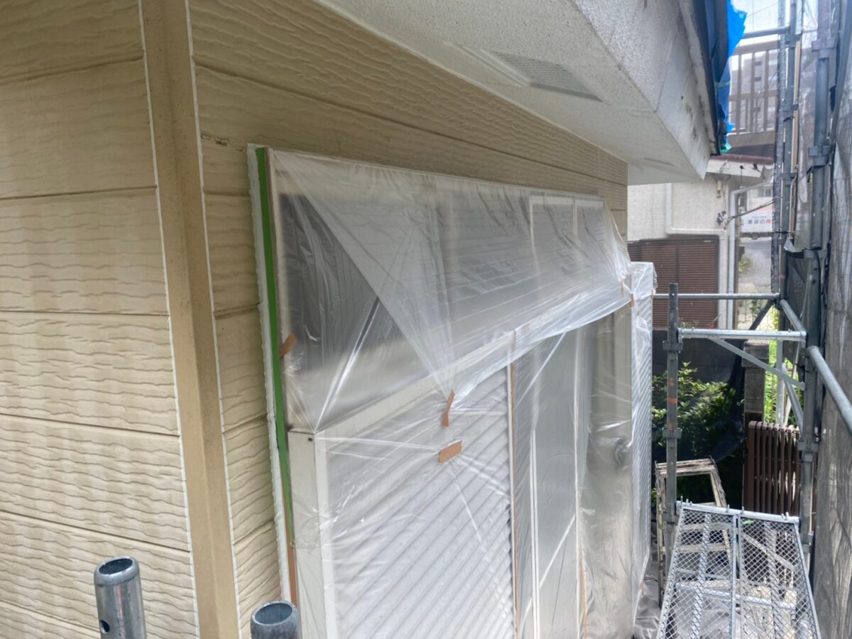 神奈川県横浜市　K様邸　屋根・外壁塗装工事　養生と雨戸の吹き付け塗装