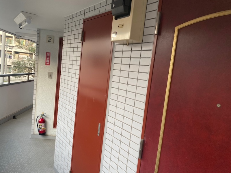神奈川県横浜市｜屋上防水工事 トップコート塗装と玄関のシール処理、PSの塗装をレポート