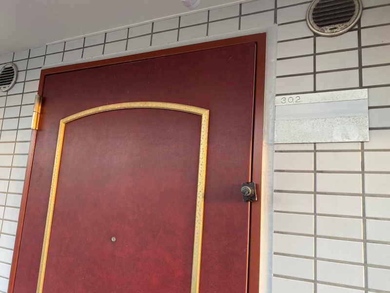 神奈川県横浜市｜屋上防水工事 トップコート塗装と玄関のシール処理、PSの塗装をレポート