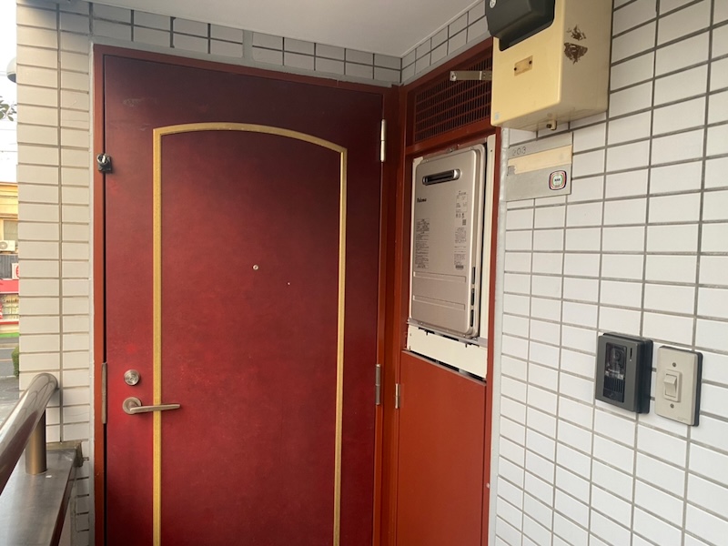神奈川県横浜市｜屋上防水工事 トップコート塗装と玄関のシール処理、PSの塗装をレポート