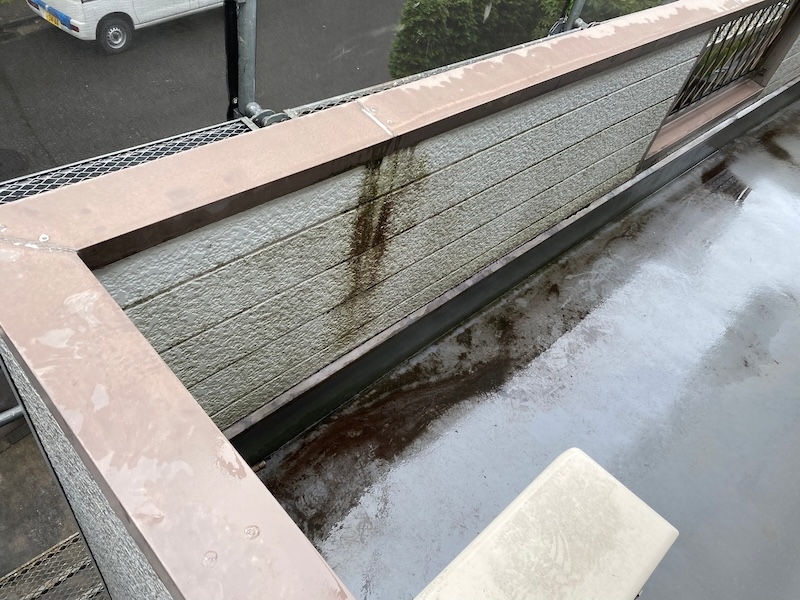 神奈川県横浜市鶴見区上の宮｜ベランダ笠木の下地処理〜塗装と防水塗装をレポート
