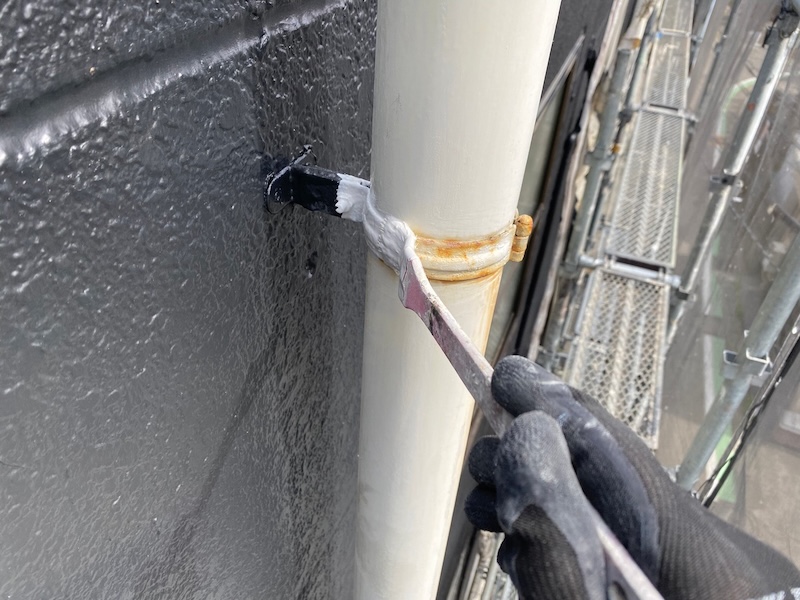 東京都多摩市関戸｜雨樋と配管の下地処理〜上塗りまでをレポート！