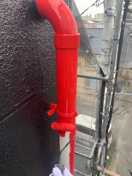 東京都多摩市関戸｜雨樋と配管の下地処理〜上塗りまでをレポート！