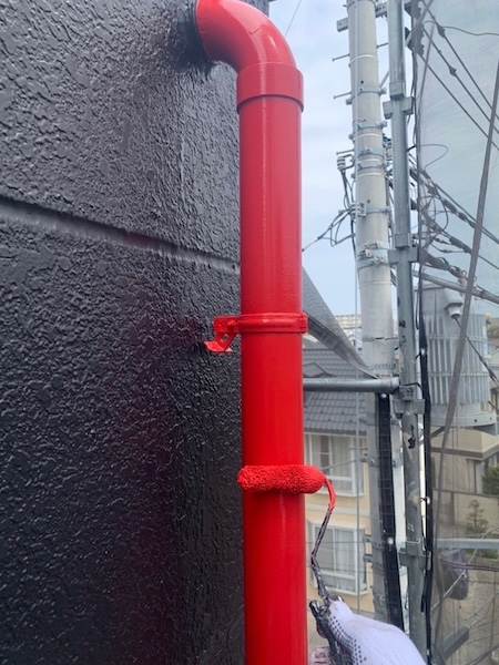 東京都多摩市関戸｜雨樋と配管の下地処理〜上塗りまでをレポート！