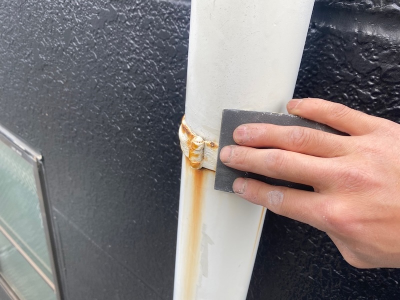 東京都多摩市関戸｜雨樋と配管の下地処理〜上塗りまでをレポート！