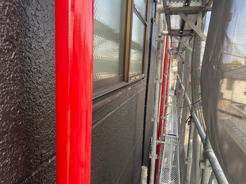 東京都多摩市関戸｜雨樋と配管の下地処理〜上塗りまでをレポート！