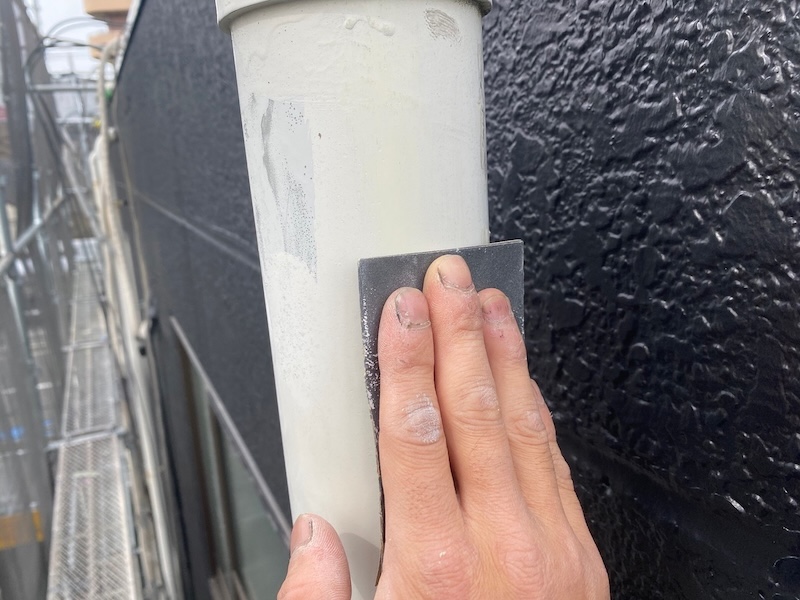 東京都多摩市関戸｜雨樋と配管の下地処理〜上塗りまでをレポート！