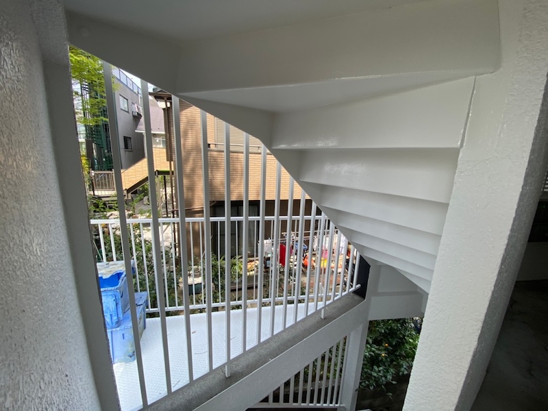 階段の長尺シート貼りと廊下側の塗装をレポート|東京都多摩市関戸