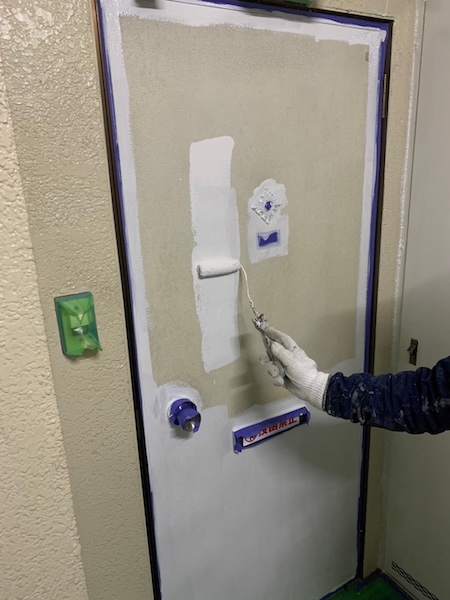 階段の長尺シート貼りと廊下側の塗装をレポート|東京都多摩市関戸