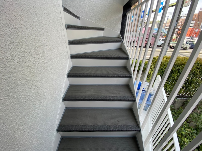 階段の長尺シート貼りと廊下側の塗装をレポート|東京都多摩市関戸