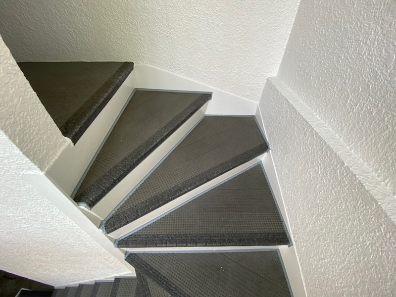 階段の長尺シート貼りと廊下側の塗装をレポート|東京都多摩市関戸