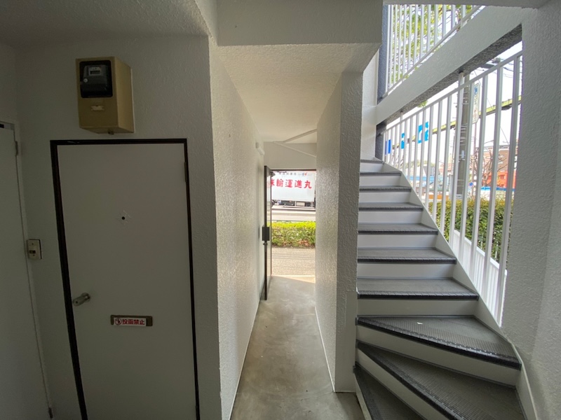 階段の長尺シート貼りと廊下側の塗装をレポート|東京都多摩市関戸