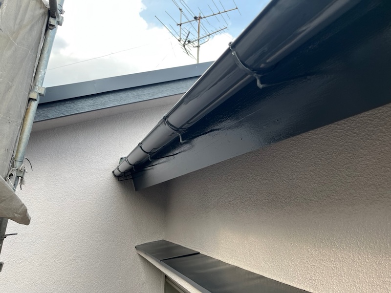 東京都板橋区桜川|破風板の下塗り〜上塗りまでをレポート!木部は腐食にご注意ください