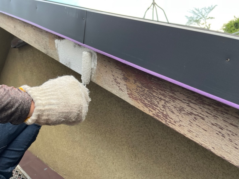 東京都板橋区桜川|破風板の下塗り〜上塗りまでをレポート!木部は腐食にご注意ください