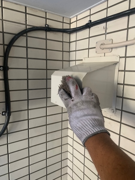 神奈川県川崎市|鉄部 換気口カバー・鋼管・照明を塗装しました