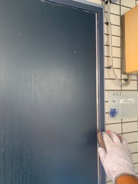 神奈川県川崎市|鉄部 玄関扉・PS扉の下地処理〜下塗り〜上塗りまでをレポート