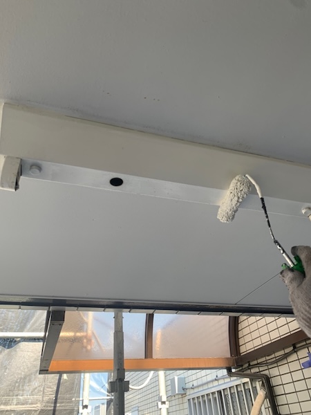 通路天井のパテ処理・下塗り・上塗り・天井照明の塗装をレポート|神奈川県川崎市
