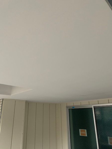通路天井のパテ処理・下塗り・上塗り・天井照明の塗装をレポート|神奈川県川崎市
