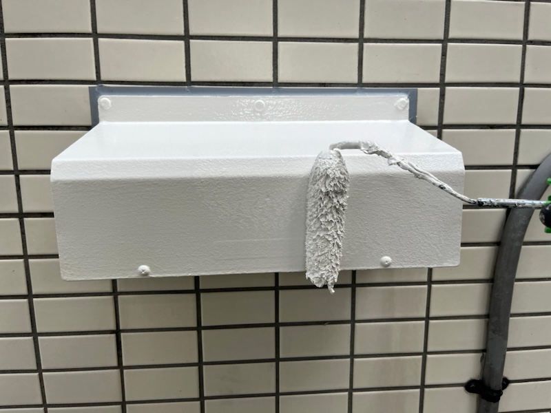 神奈川県川崎市|鉄部 換気口カバー・鋼管・照明を塗装しました