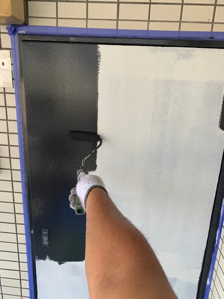 神奈川県川崎市|鉄部 玄関扉・PS扉の下地処理〜下塗り〜上塗りまでをレポート