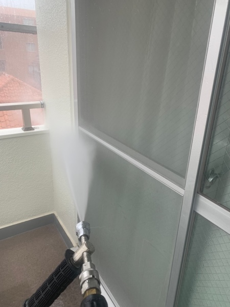 マンション外壁塗装工事のご依頼!高圧洗浄を実施しました|神奈川県川崎市