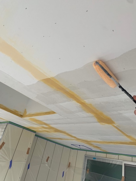 通路天井のパテ処理と上塗り・天井照明の塗装をレポート|神奈川県川崎市