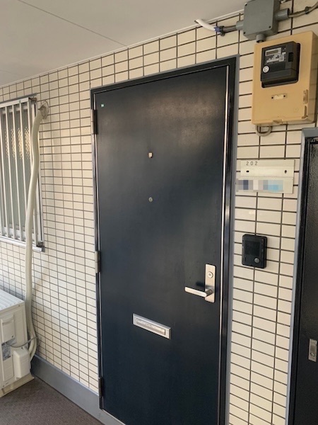 神奈川県川崎市|鉄部 玄関扉・PS扉の下地処理〜下塗り〜上塗りまでをレポート