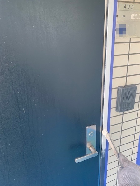 神奈川県川崎市|鉄部 玄関扉・PS扉の下地処理〜下塗り〜上塗りまでをレポート