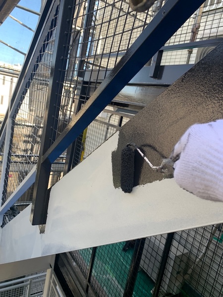 鉄骨階段の下地処理 ケレン〜上塗りまで行いました!|神奈川県川崎市