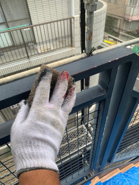 神奈川県川崎市|人の動作補助する部材は強度を保つために、定期的な塗装で状態を維持!