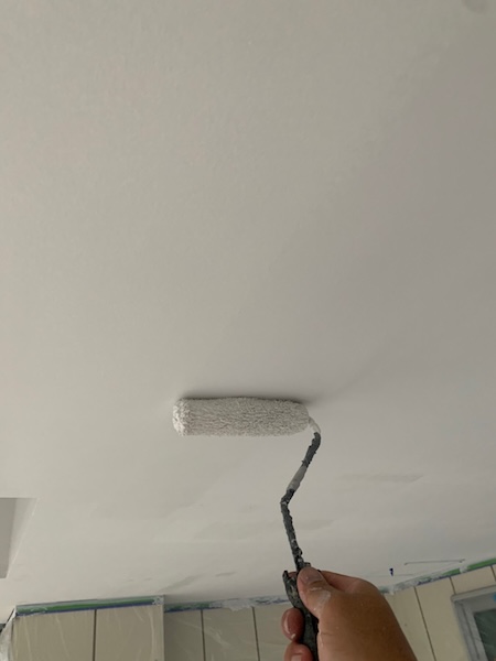 通路天井のパテ処理・下塗り・上塗り・天井照明の塗装をレポート|神奈川県川崎市