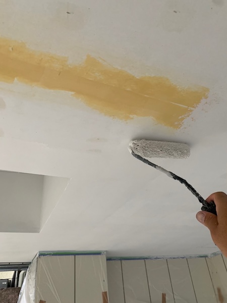 通路天井のパテ処理・下塗り・上塗り・天井照明の塗装をレポート|神奈川県川崎市