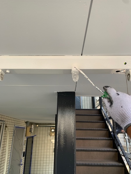 通路天井のパテ処理・下塗り・上塗り・天井照明の塗装をレポート|神奈川県川崎市
