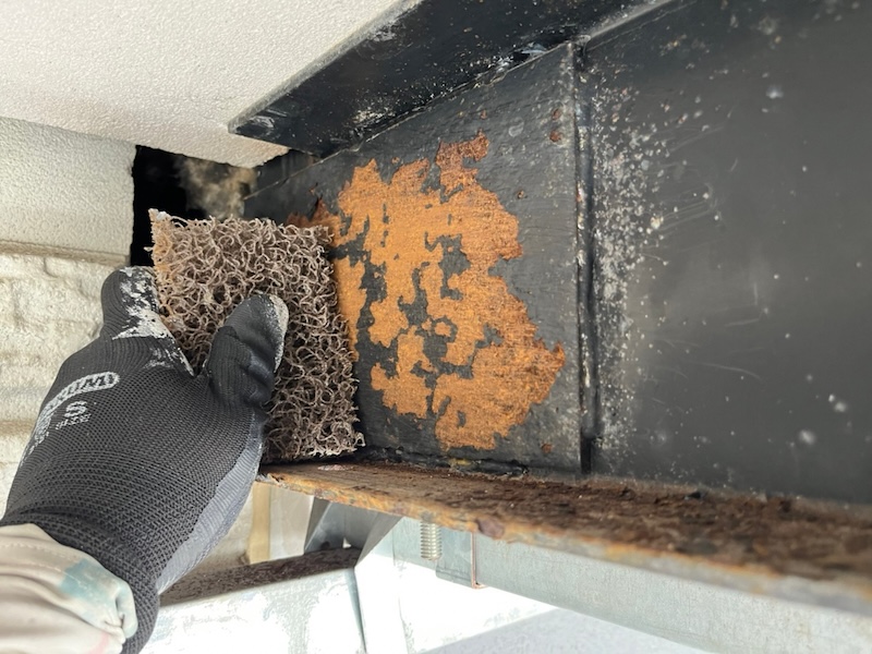 マンション 外壁塗装工事のご依頼:通路鉄骨組を下地処理・錆止め塗装|神奈川県藤沢市