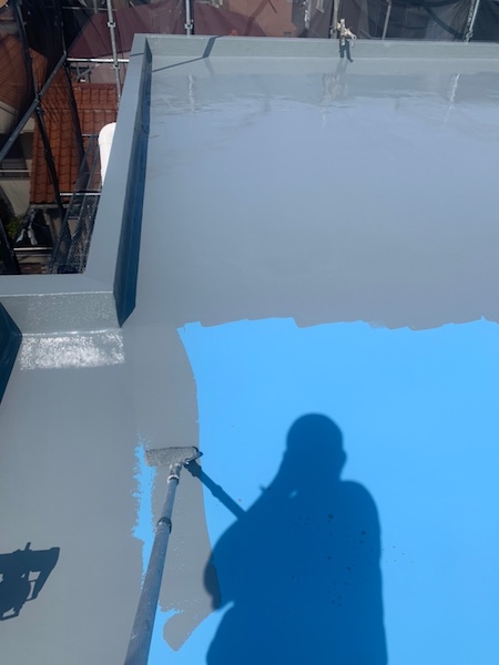 神奈川県川崎市|屋上ウレタン防水工事 ウレタン剤とトップコートを塗布、防水メンテナンスのタイミング