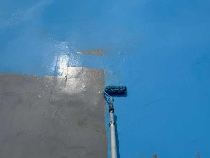 神奈川県川崎市|屋上ウレタン防水工事 ウレタン剤とトップコートを塗布、防水メンテナンスのタイミング