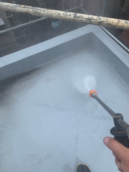 屋上ウレタン防水工事 下地処理 洗浄から剥離部の撤去〜下塗りまでをレポート|神奈川県川崎市