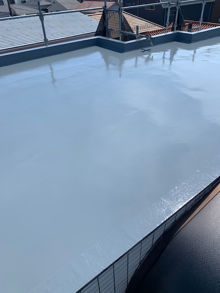 神奈川県川崎市|屋上ウレタン防水工事 ウレタン剤とトップコートを塗布、防水メンテナンスのタイミング