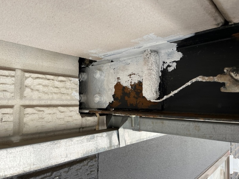 マンション 外壁塗装工事のご依頼:通路鉄骨組を下地処理・錆止め塗装|神奈川県藤沢市